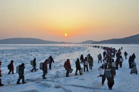 Memancing di musim dingin adalah satu kegiatan yang paling disukai penduduk Vladivostok. Kredit: Asia Orlova